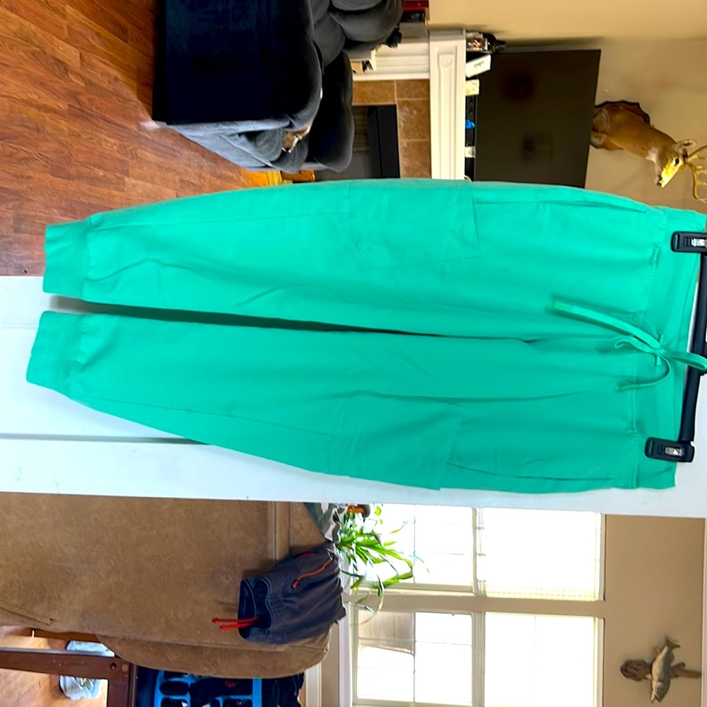 Surgical green mandala scrubs size small top and bottom